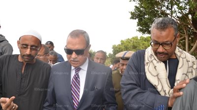 محافظ قنا يضع إكليل من الزهور على النصب التذكاري لشهداء معركة البارود (صور)