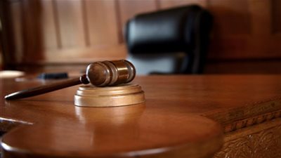 وصول مستشار وزير المالية قبل جلسة تجديد حبسه بتهمة الرشوة