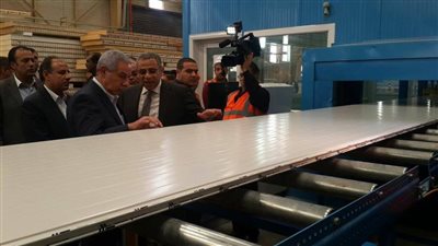 وزير الصناعة يعلن ضم 51 فدان لمشروع مجمع الصناعات البلاستيكية بمرغم