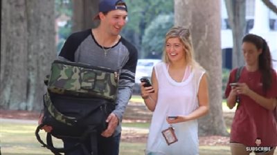 شاب يكتشف طريقة مبتكرة للحصول على أرقام الفتيات (فيديو)