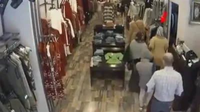 شاهد.. سرقة إمراة في محل تجاري.. وزوجها: 