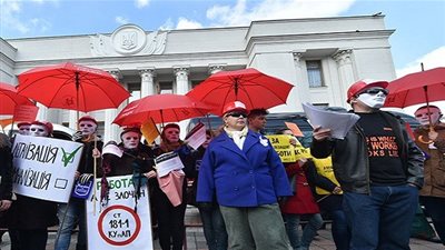 بالصور.. تظاهر فتيات بأوكرانيا ضد قانون يجرم 