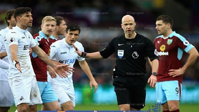       صافرة انتوني تايلور في البريميرليج تكرر مأساة جهاد جريشة مع قفازات أحمد سامي!   