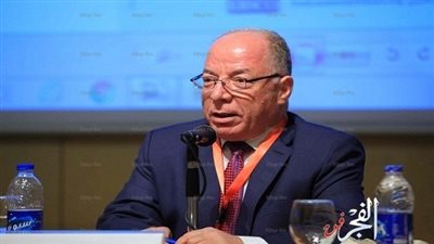 وزير الثقافة يكرم الفنانين المشاركين فى سمبوزيوم أسوان