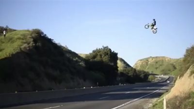 شاب امريكي يقفز بدراجته فوق السيارات بسرعة الصاروخ والشرطة تعاقبه ! (فيديو)