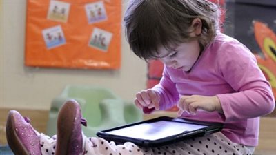 دراسة تحدد عدد الساعات التي يقضيها الأطفال أمام الشاشات !