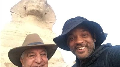 زاهي حواس يكشف عن الحوار الذي دار بينه وبين ويل سميث خلال زيارته لمصر (فيديو)