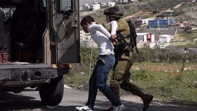 الاحتلال الإسرائيلي يعتقل شابين بحجة حيازة سكين