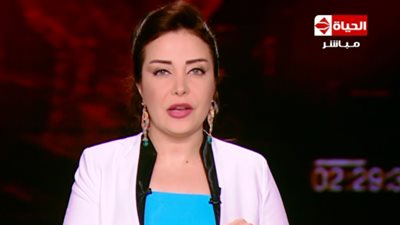 زاهي حواس مداعبًا لبنى عسل: 