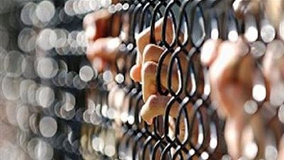 حبس 3 عمال لاتهامهم بانتحال صفة ضباط بالمرج