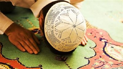 حكم من صلى بالنجاسة على ملابسه ناسيا