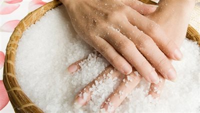 3 وصفات طبيعية للعناية باليدين الجافة