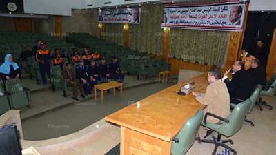 محافظ مطروح يلتقي بالعاملين بشركة الأمن والنظافة بالمستشفيات ويؤكد عدم المساس بحقوقهم (صور)