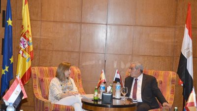  وزير التجارة والصناعة يبحث مع نظيرته الاسبانية سبل تعزيز العلاقات التجارية والاستثمارية