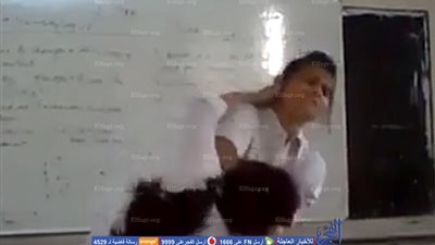 مشاجرة عنيفة بين طالبتين بالثانوية تشعل مواقع التواصل (فيديو)