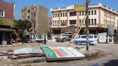 إزالة الإعلانات غير المرخصة من شوارع بنى سويف (صور)