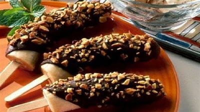 طريقة عمل أعواد الموز بتغليفة الشوكولاتة