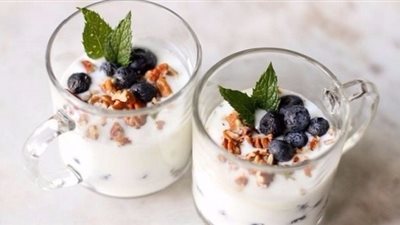 الزبادي والمكسرات أسلحة قوية لمواجهة مشاكل الهضم