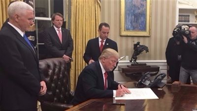 الخارجية الأمريكية تكشف عن سبب استثناء العراق من حظر السفر 