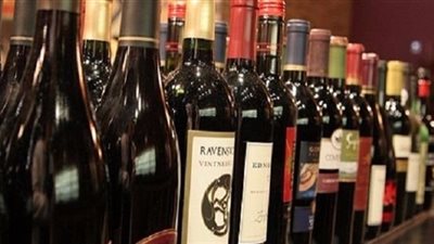 دراسة: إسراف الآباء في تناول الكحوليات يكتسبه الأطفال لاحقاً