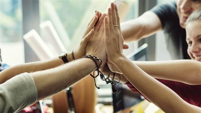 بالحب والغزل.. رواد السوشيال يحتفلون بـ