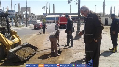 السيطره على تسريب بقعة مواد بترولية بشارع ناصر في السويس (صور)