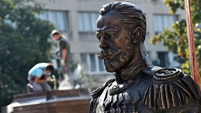 معجزة يعجز العلماء في تفسيرها.. تمثال آخر القياصرة بروسيا يبكي!