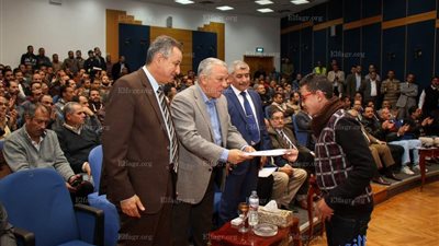 تكريم بطل تغلب على مرضه بالرسم في دمياط