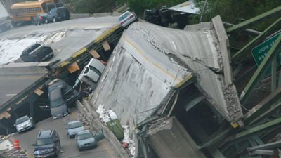 مصرع وإصابة أربعة أشخاص اثر إنهيار أحد الكبارى شمال إيطاليا