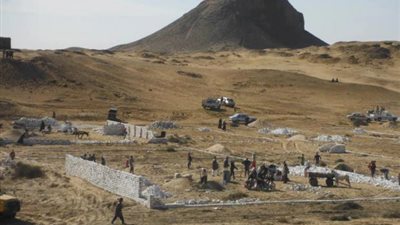 وقائع نهب أرض «دهشور الأثرية».. النقل من العمل جزاء مفتش الوزارة الذى لاحق المعتدين و«لودر» ينقذ المنطقة