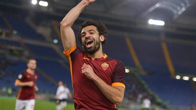 التشكيلة الرسمية لموقعة روما وليون .. محمد صلاح أساسيا (إنفوجرافيك)