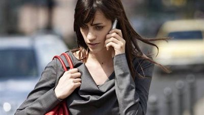 سبب تحرك الناس ذهاباً وإياباً أثناء التحدث على الهاتف !