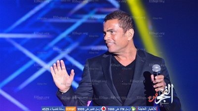 عريس يخطف الأنظار من 