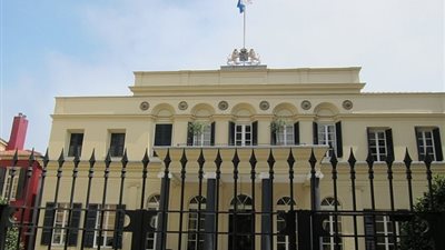 محتجون ينتزعون علم هولندا من على قنصليتها في إسطنبول (فيديو)