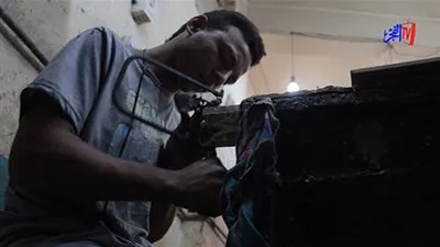 بالأنامل الذهبية.. يُطعّم الخشب بالصدف (فيديو)