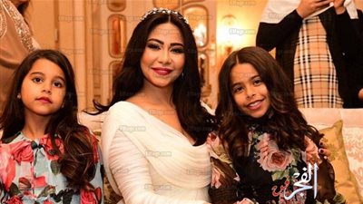 شاهد.. شيرين عبدالوهاب ترقص مع بناتها (فيديو) 