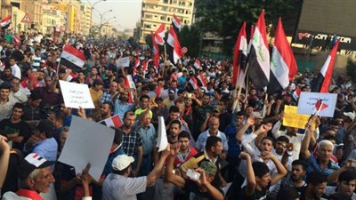 عراقيون يتظاهرون أمام منفذ سفوان الحدودي مع الكويت