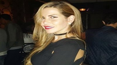 شاهد.. حضن ابنة ميرفت أمين لنجل مصطفى فهمي يثير الجدل (صورة)