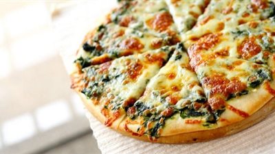 طريقة عمل البيتزا بالريحان والجبن