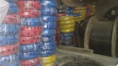 ورشة لتصنيع الأدوات الكهربائية من مواد مجهولة المصدر بشارع القصر العيني