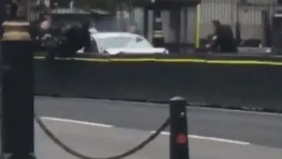 عاجل.. جرحى جراء اصطدام سيارة بحاجز قرب البرلمان البريطاني