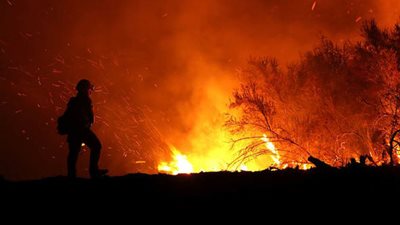 مصرع سادس رجل إطفاء لدى مكافحة أكبر حريق فى تاريخ كاليفورنيا