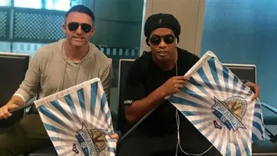 رونالدينيو يستفز المصريين بحركة 