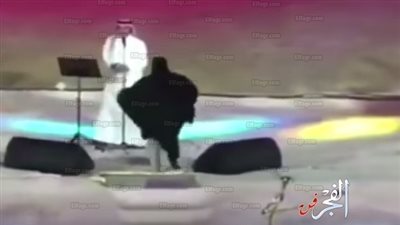 بعد واقعة ماجد المهندس.. فتاة تفاجئ مطرب سوداني وتلقي نفسها بين أحضانه (فيديو)