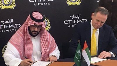 رئيس النصر يوقع عقد رعاية مع 