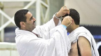 هل يجوز للحاج بعد انتهاء المناسك أن يحلق لنفسه ولغيره؟