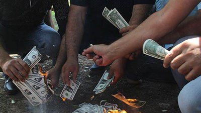 الأتراك يحرقون الدولارات لدعم الليرة التركية 