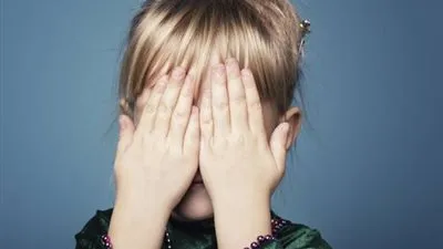 الخجل والانطواء عند الأطفال.. الأسباب وطرق العلاج