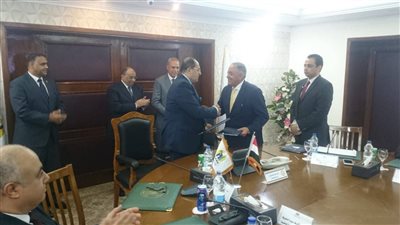 اتفاق بين التنمية الصناعية ومحافظتي قنا وسوهاج لرفع كفائة 6 مناطق صناعية 