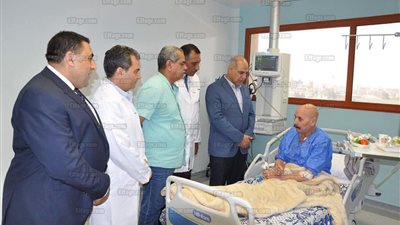 رئيس جامعة كفر الشيخ يزور المرضى بالمستشفى الجامعي (صور)